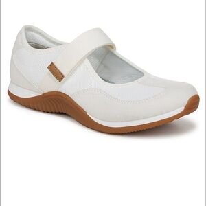 Dr. Scholl’s Mary Jane Athletic Flats – Cream | Size 6